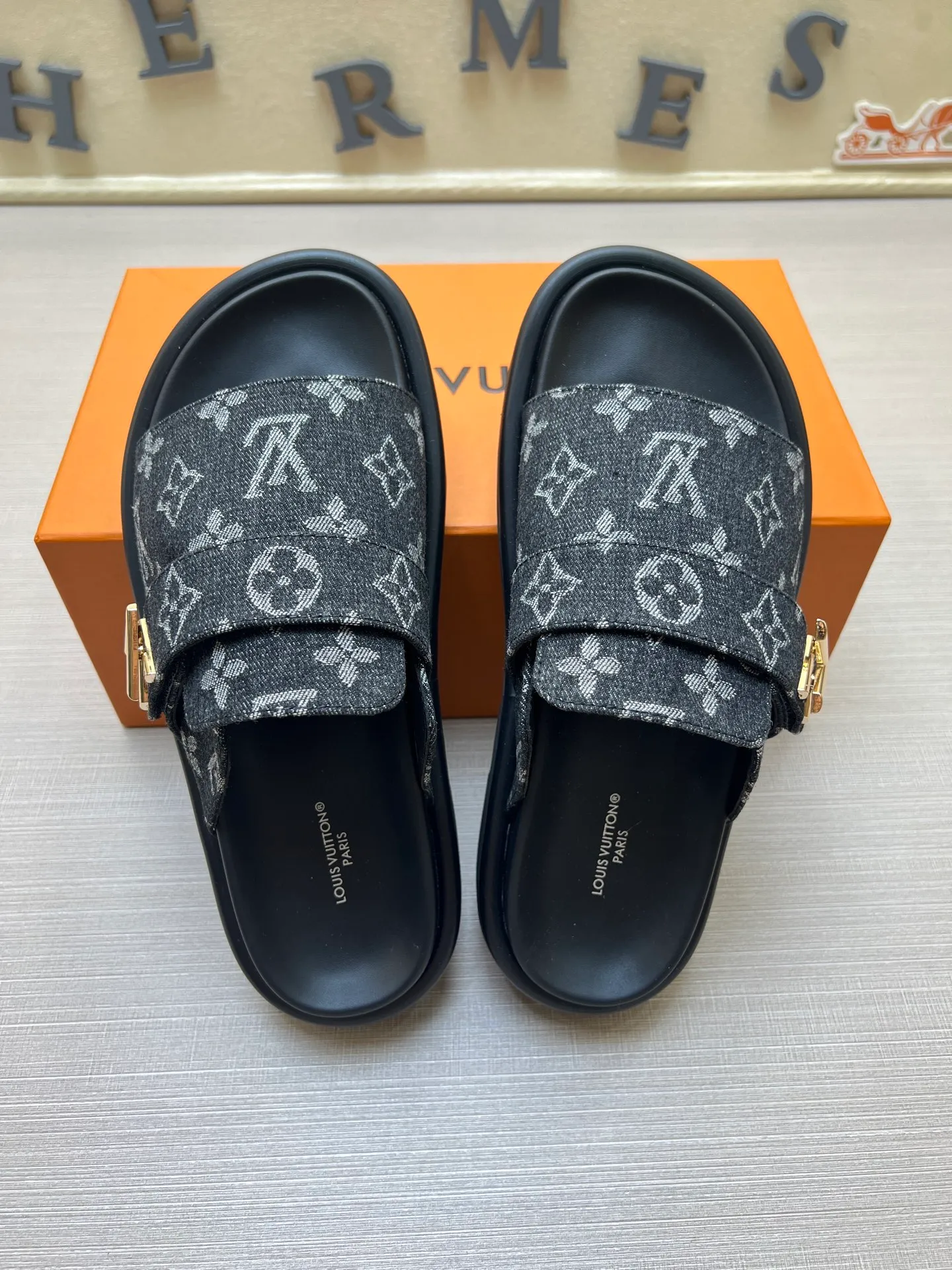 Factory price: 360💰【LOUIS VUITTON】Louis Vuitton, LV printing, men's and women's slippers are on the market, drawer box packaging with cloth bag, card, the upper pattern looks very soft and waxy, super versatile leg slimming artifact. Fabric: imported denim/canvas/old fabric, LV hardware LOGO, official website pattern printing, comfortable to wear, foot pads: high elastic men's shoes💰U water table. Sole: foam sole, heel height: about 5cm. Code number: 35-46, 35, 45, 46 are custom-made and non-returnable. Color: multiple colors and styles available.